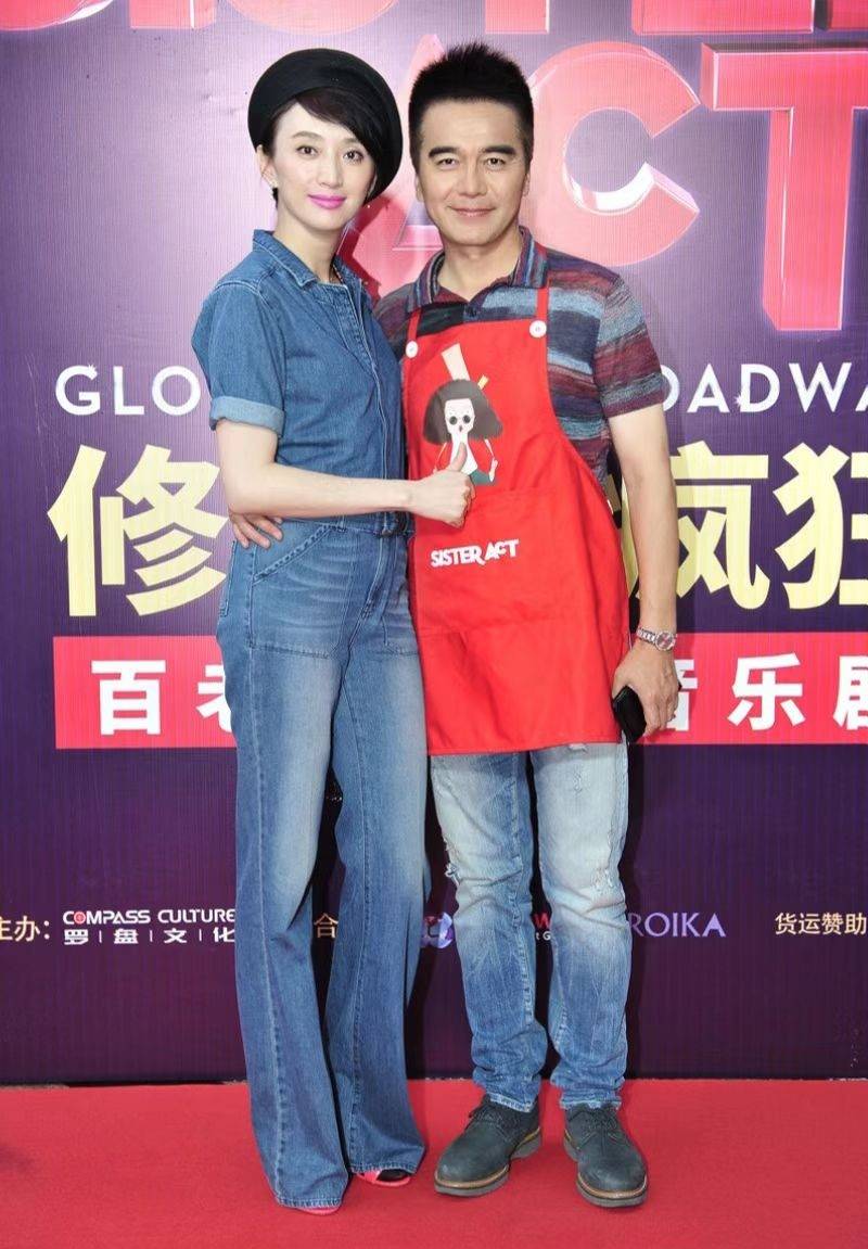 第四任老婆穿牛仔腿长惊艳人,小他12岁太漂亮_风格_造型_张澎