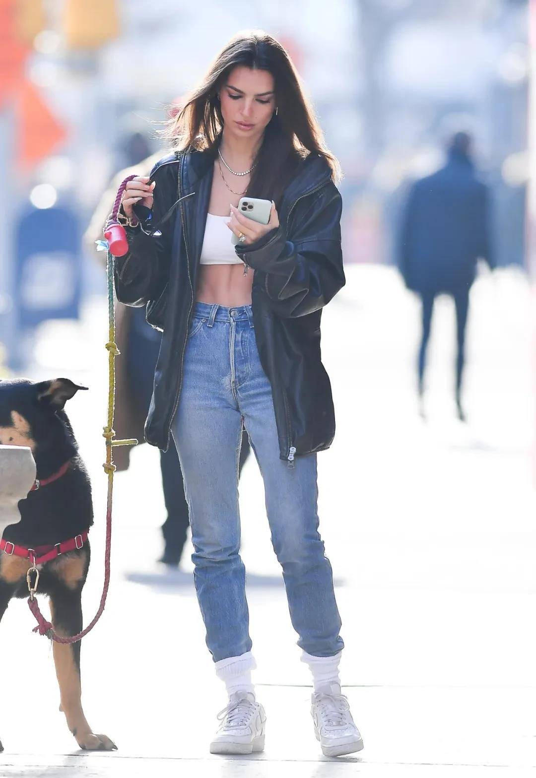 特别是当你选择穿短裤短裙来搭配运动鞋,马丁靴,白袜永不会背叛你:)