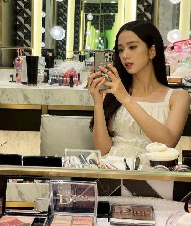 blackpink金智秀晒自拍照,清纯的人偶美貌引热议_jisoo_dior_照片