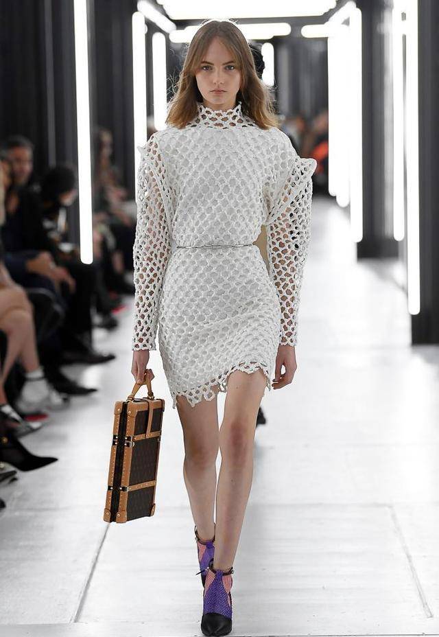 jennie新造型太时尚一袭渔网装配冷艳眼神高傲又撩人