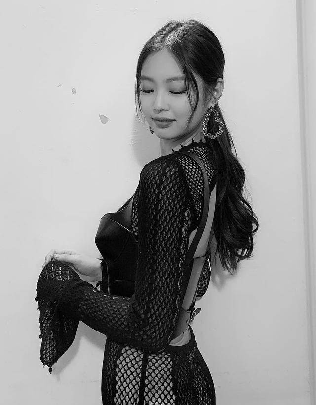 jennie新造型太時尚一襲漁網裝配冷豔眼神高傲又撩人