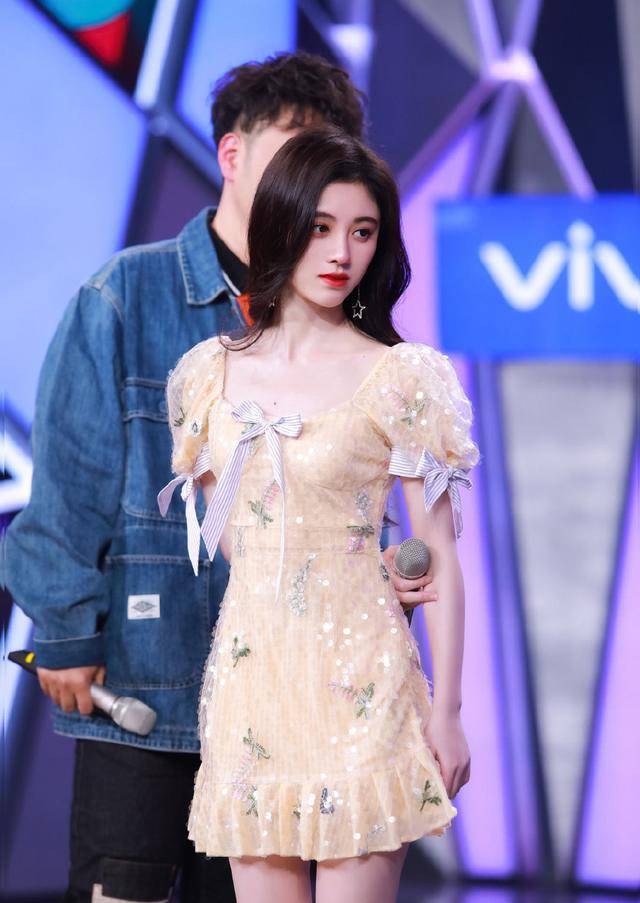 人间黑玫瑰鞠婧祎穿吊带上衣配时尚半裙眼神也太会勾人了