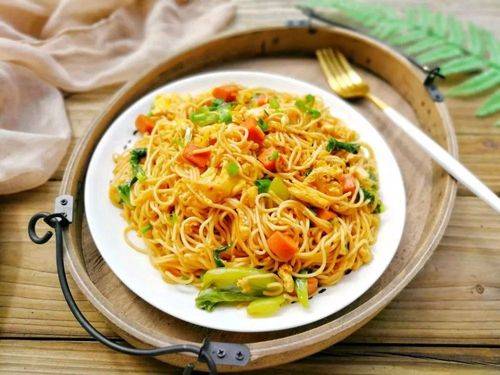 原创分享一款特别简单快手的鸡蛋青菜炒面适合忙碌的早上