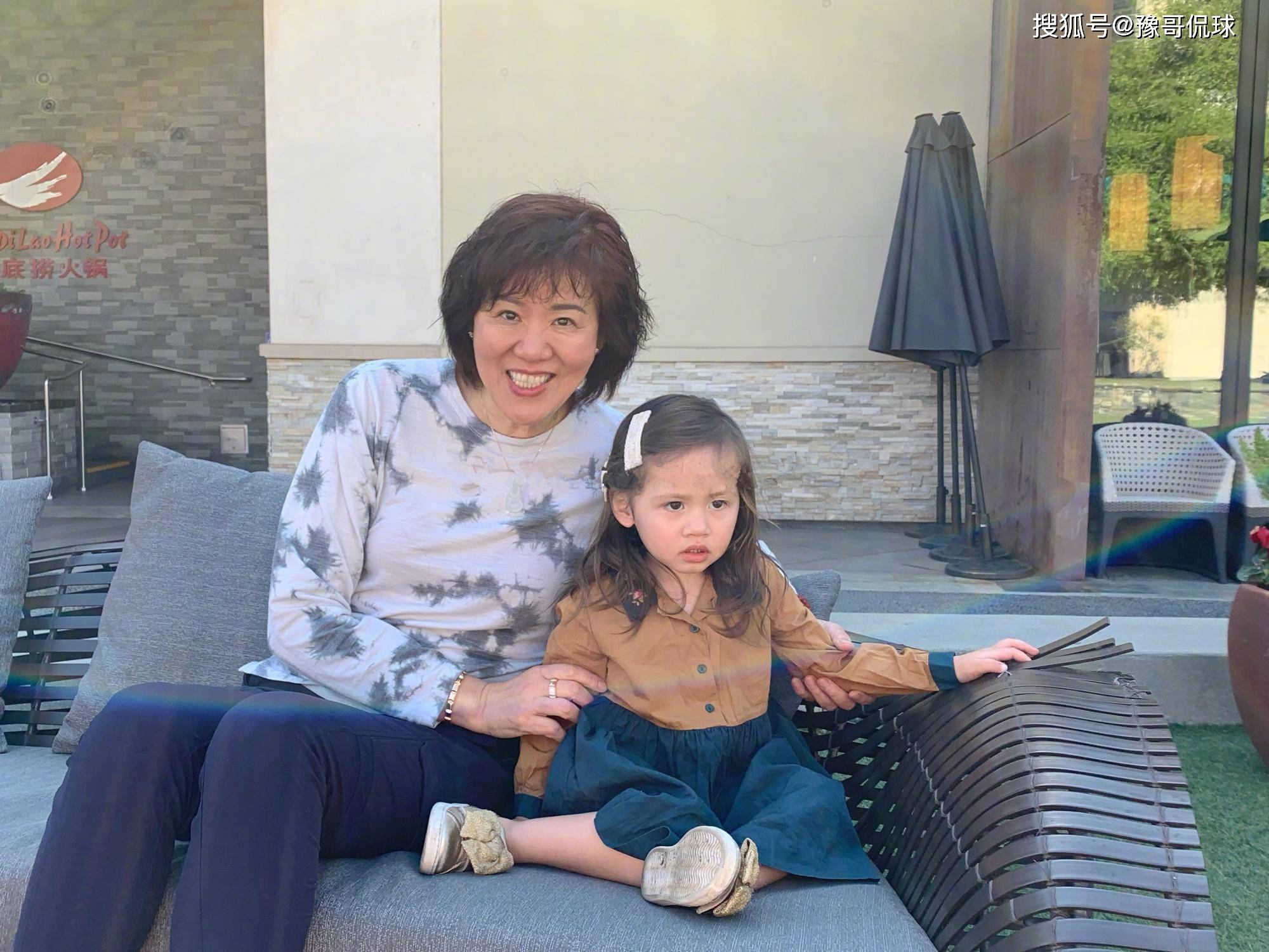 原创恭喜郎平在美国做奶奶了女儿白浪美国国籍二婚老公身材挺拔