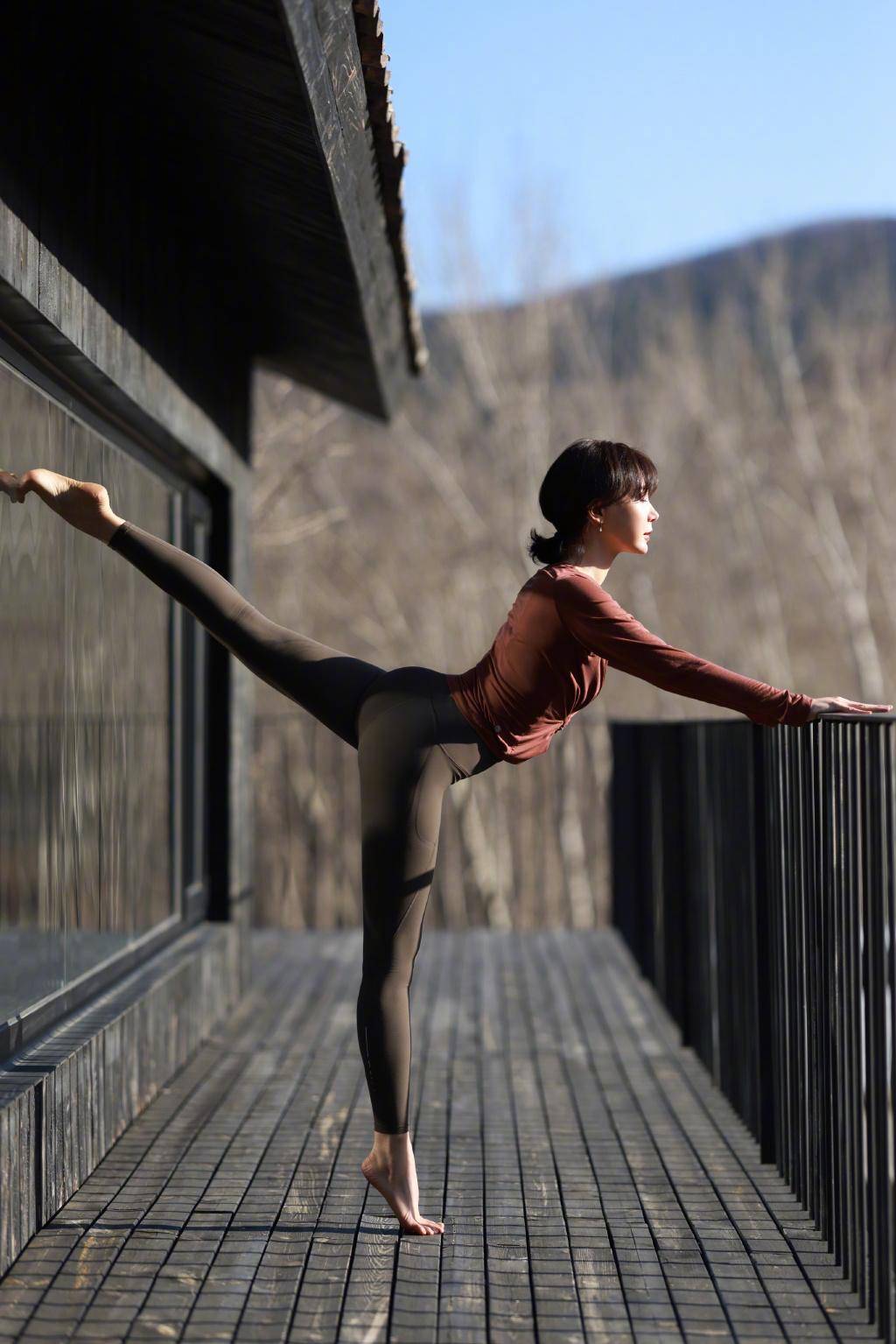 陈数晒做瑜伽的照片臀翘腰细没赘肉自律的人身材才这么优秀