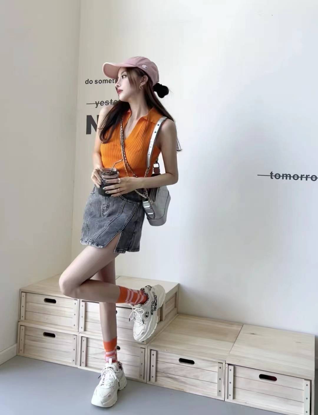 短款牛仔裙搭配什么上衣好看_look_短裙_夏天