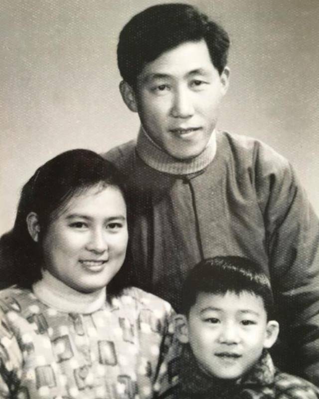 艺术家向梅:与丈夫恩爱63年对他有亏欠,儿子儿媳孝顺,晚年幸福_迟习道
