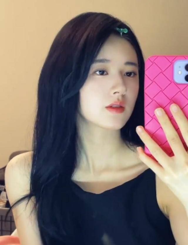原创赵露思素颜拍视频无美颜画面被疯狂截图这皮肤状态让人看愣了