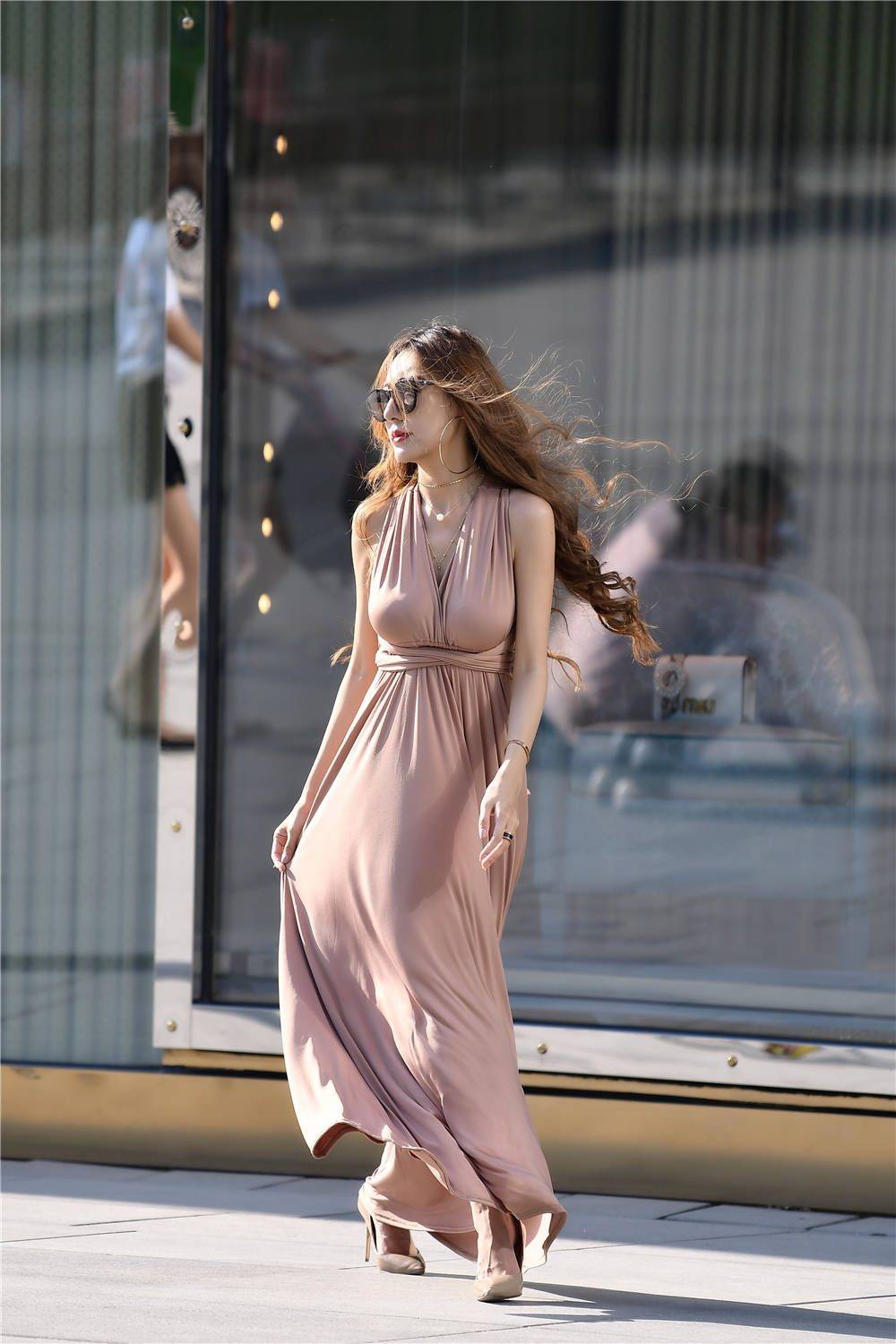 藕荷色长裙,无袖款式设计,身材高挑的美女还要穿着高跟鞋_风格_效果