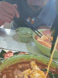 每日一笑:妹子长点心吧,裙子穿成这样后边人会尴尬的