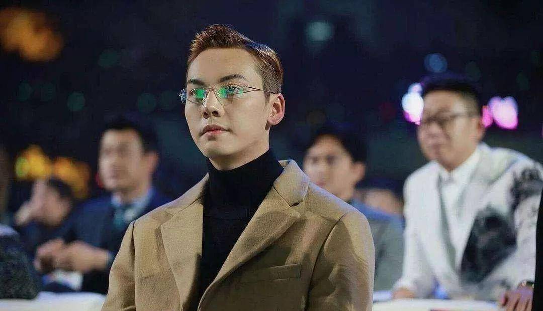 近视明星盘点热巴1000度刘昊然看不清电脑陈伟霆把酒倒撒