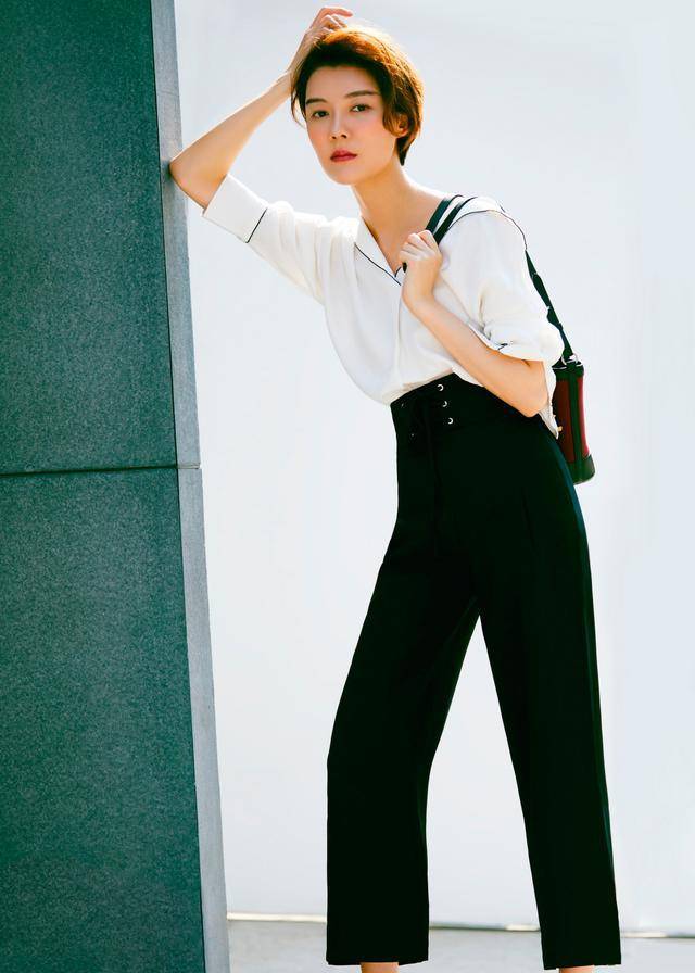 车晓瘦成纸片人穿裙子也不忘露大腿博眼球不改时尚本色