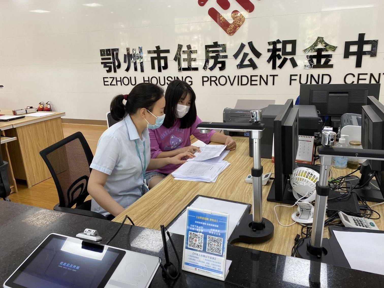通过积极与人社部门联系,将缴纳住房公积金写入劳动合同中,在企业为