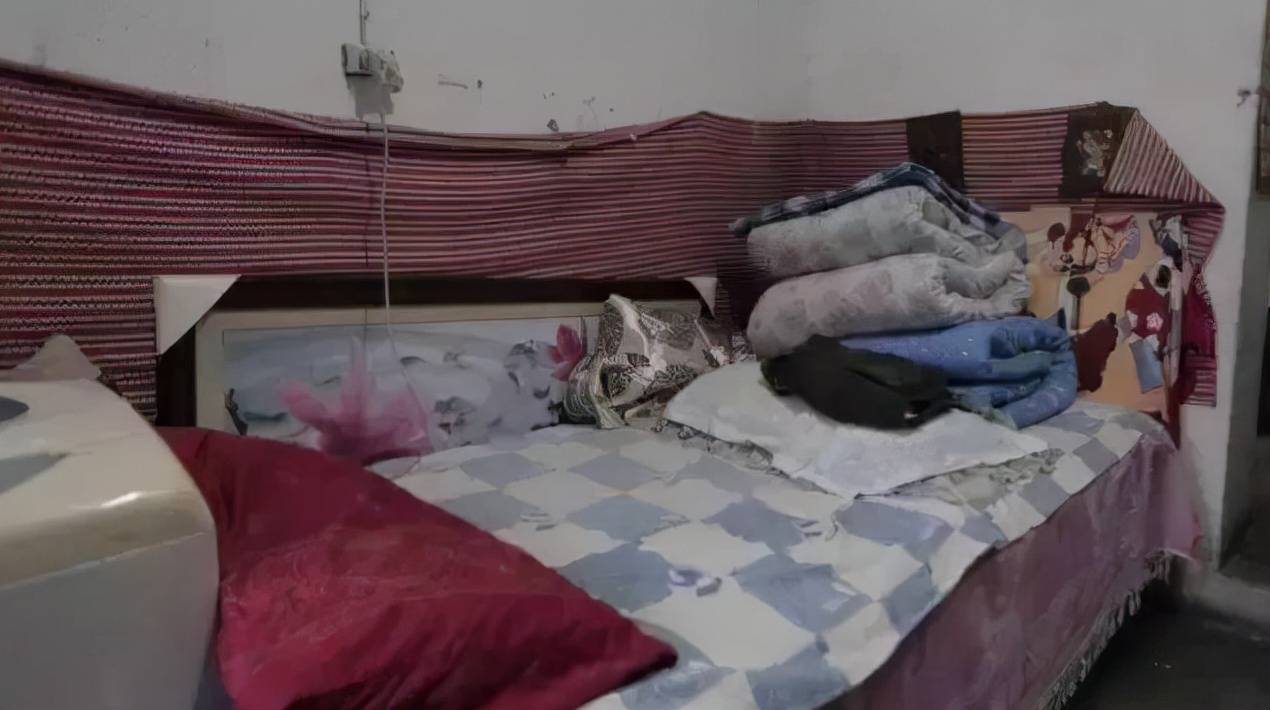 这间处在狭窄缝隙中的破烂住宅,最窄的地方仅有1.3米宽