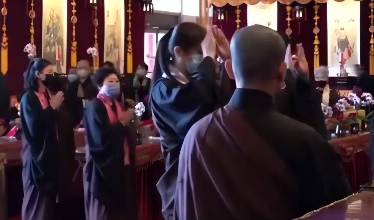 当时,一行人正在寺庙内排队拜佛,王祖贤站在后面的位置,没有任何明星