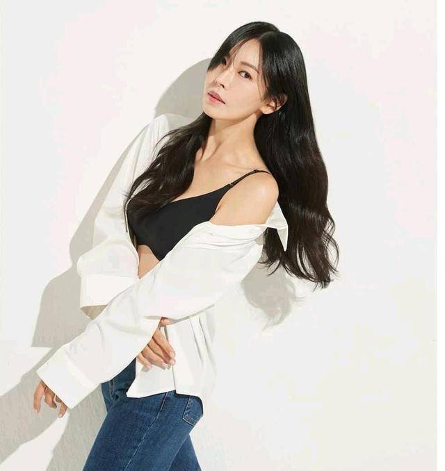 《顶楼》里美丽又可爱的千千金素妍又最新ins营业了,这次是超火姐姐的