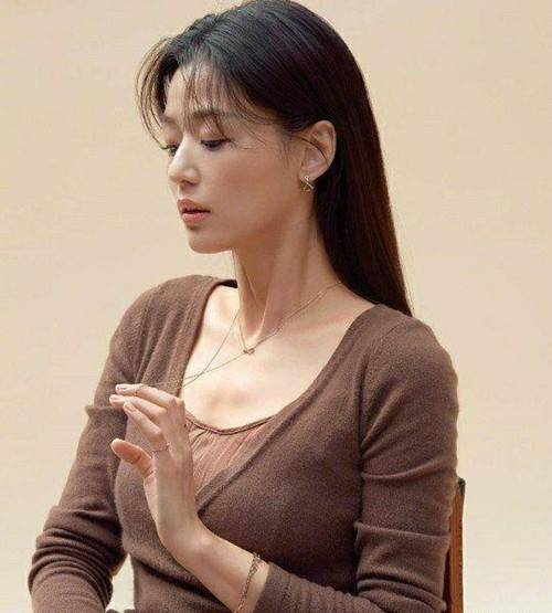 原创最近的明星是开挂了吗刘诗诗lisa吴世勋人均直角肩又飒又美