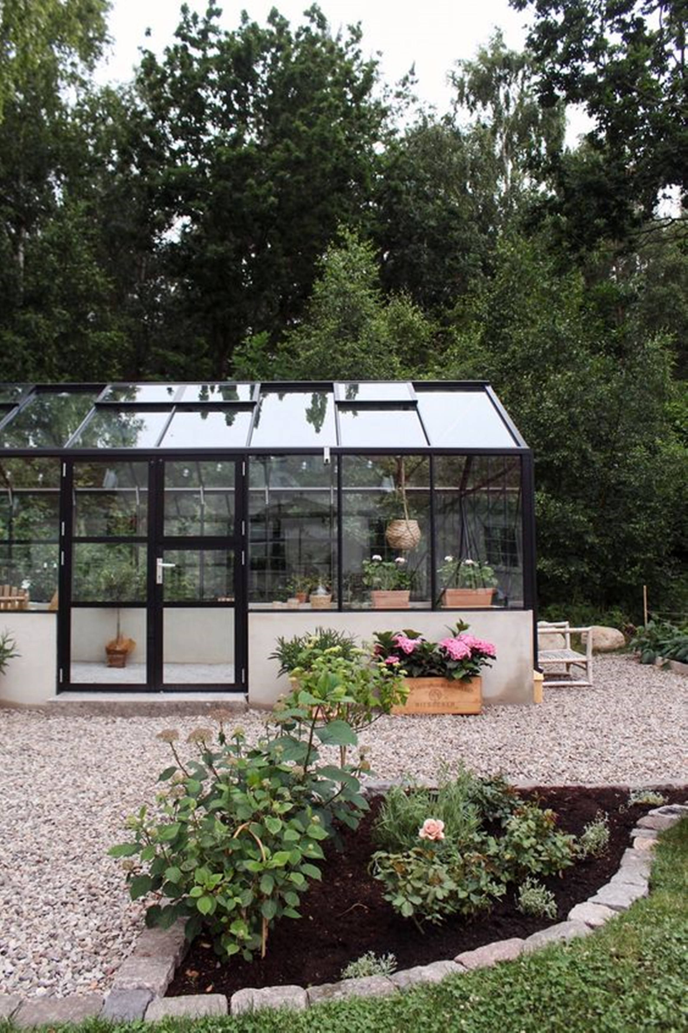 如果有院子,我一定搭一个玻璃房,面积不大,只为赏花,收果,嗅芬芳