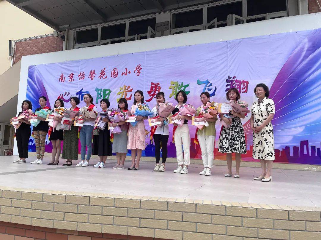 原创南京怡馨花园小学小小表扬蕴藏点滴大爱