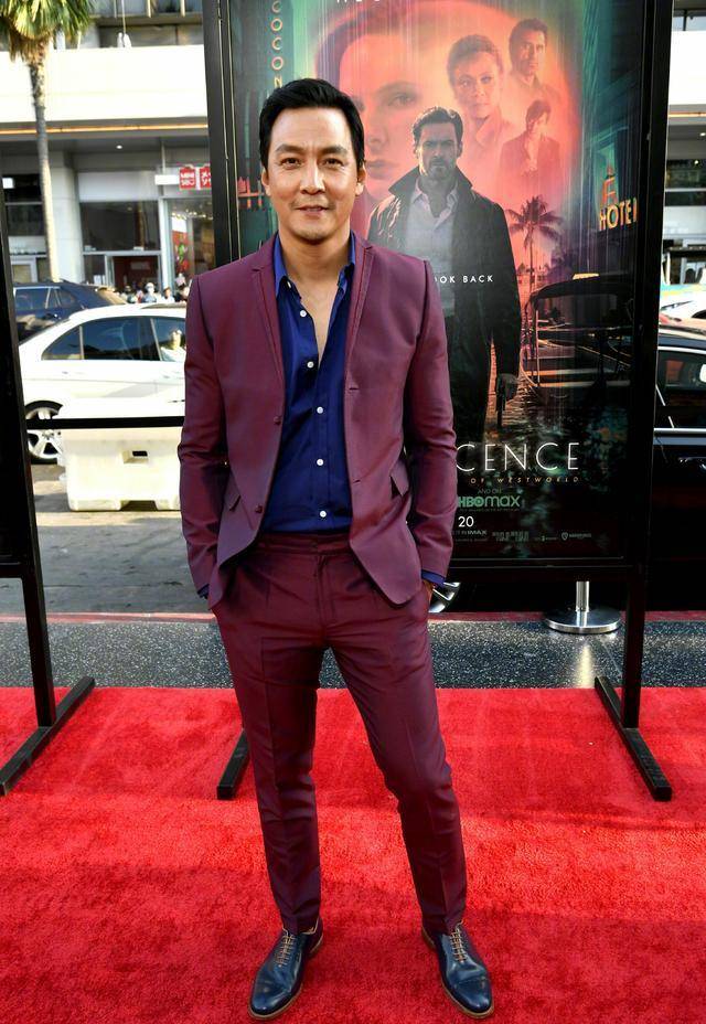 吴彦祖现身洛杉矶首映礼,46岁的脸难挡好身材,穿西装仍时髦有型