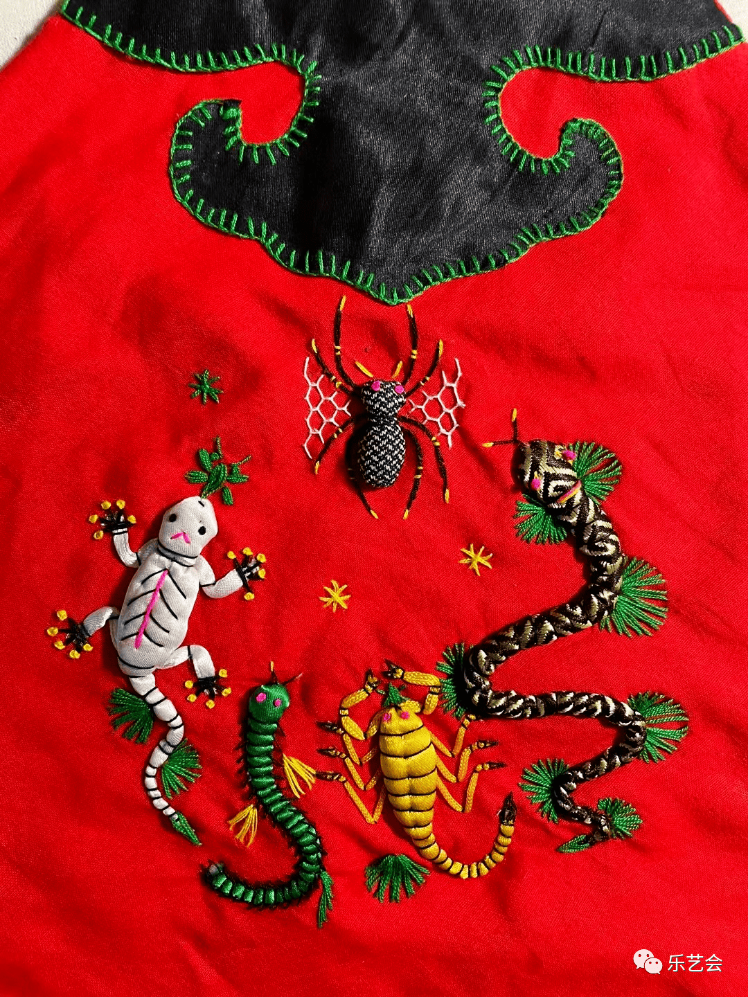 五毒中的蟾蜍在这里改为蜘蛛五毒纹刺绣肚兜民间剪纸五毒蟾蜍作为主体