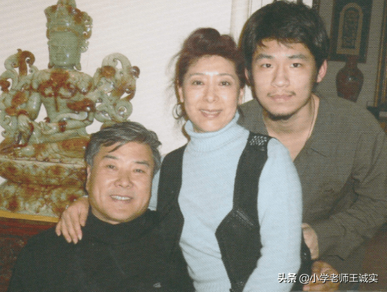 68岁关牧村罕见露面,她美丽得像是40岁出头的人,和老公挺般配的_父亲