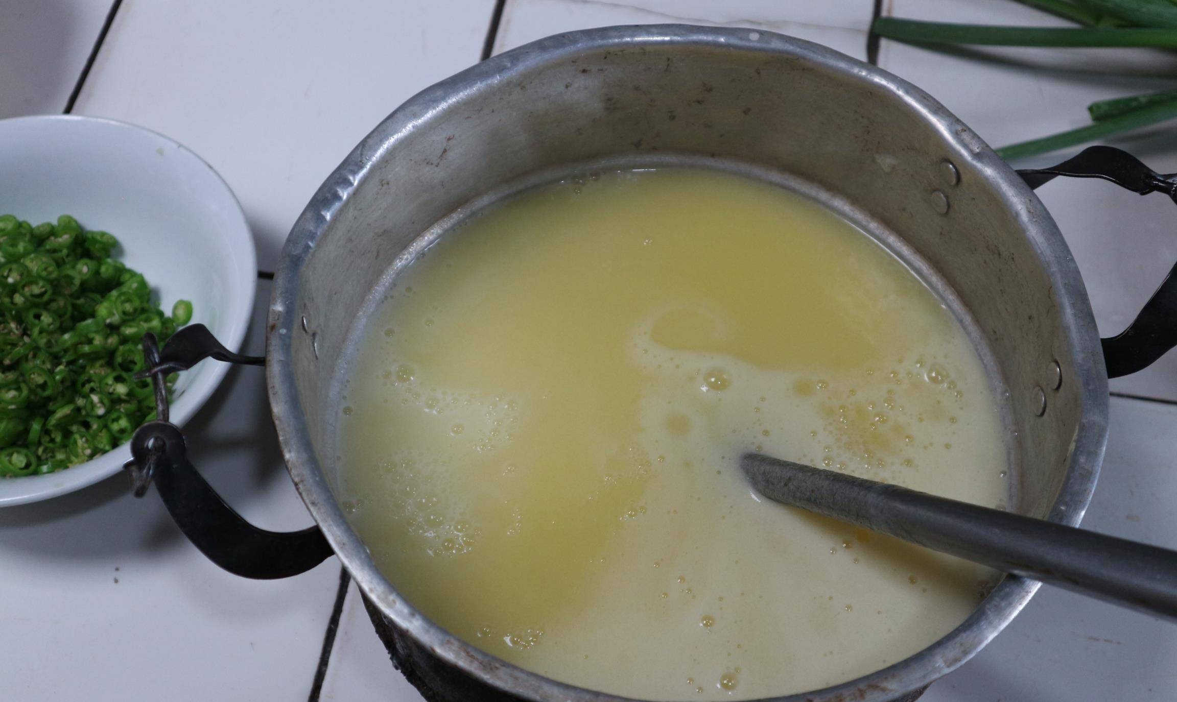 原创我的幸福小生活农村老家凉拌咸菜煮玉米粥的制作过程