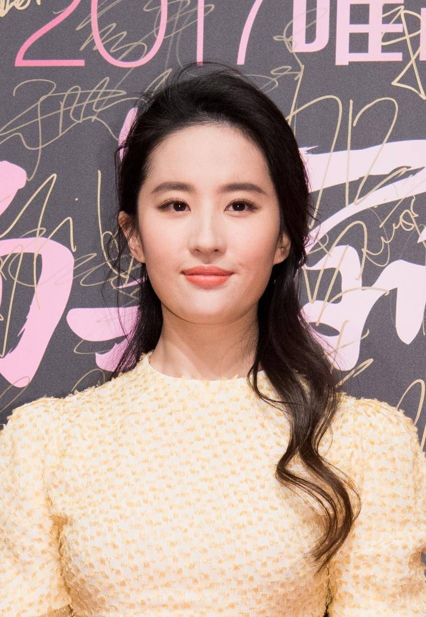 刘亦菲近照曝光黑色外套略显中年妇女,背后"男人"加助事业成功_陈金飞