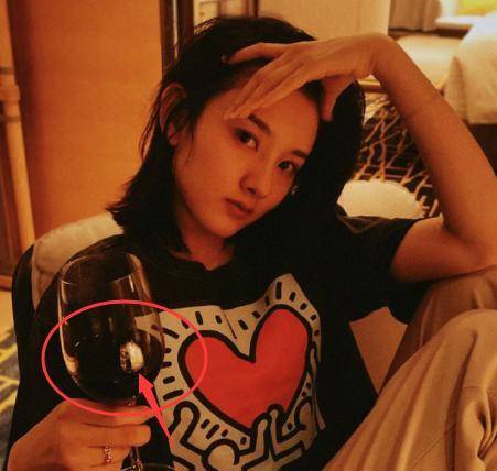 宋祖儿晒居家自拍红酒杯中倒映的人影引热议网友你才22岁啊