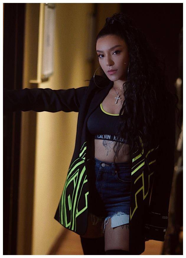 原创116斤江映蓉硬塞xs码裤子意外勒出了假腹肌真大胆