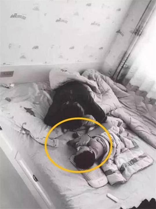 监控画面中的妻子正在和宝宝睡午觉,宝宝睡得很香,但是妻子却是一幅