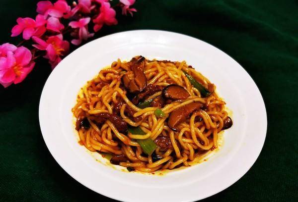 原创1碗香菇1块肉教你在家做超过瘾的拌面家庭必备面食美味
