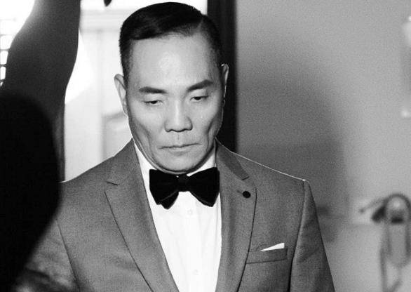 59岁程东近照曝光,皱纹难掩老态明显,曾与周星驰同台飙戏_因为_大军