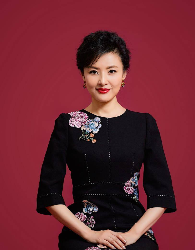 52岁周涛越来越俏丽学年轻人穿白色休闲装走机场减龄不止10岁