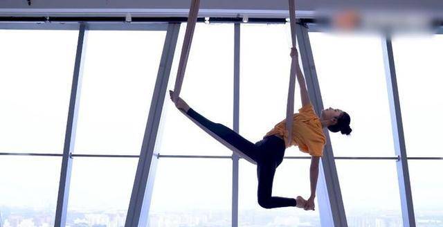 原创31岁李沁练空中瑜伽好美丝带上劈叉身姿婀娜新剧搭档任嘉伦