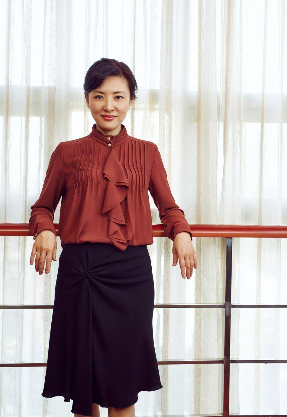 52岁周涛越来越俏丽学年轻人穿白色休闲装走机场减龄不止10岁