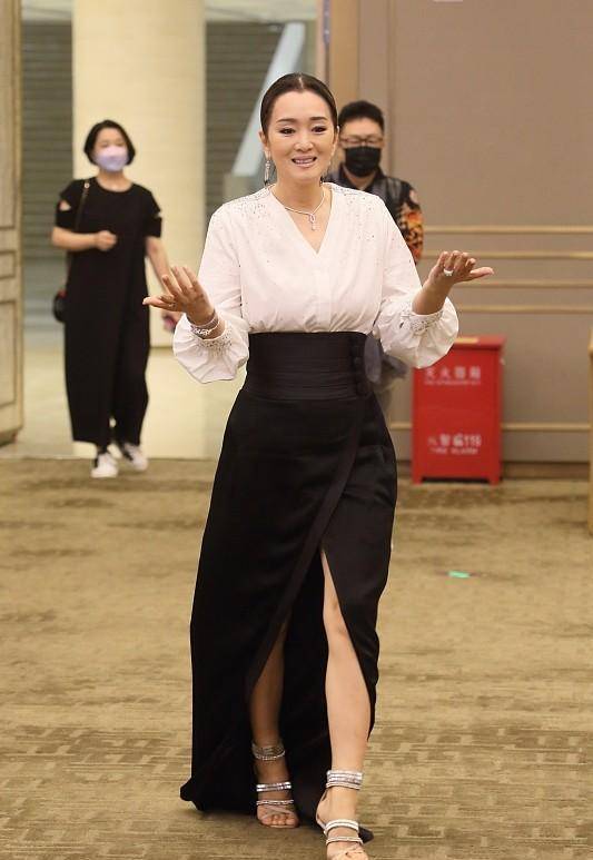 65年的巩俐生图状态真挺好,穿包臀时尚裙秀"肉感身材",超迷人_裙装