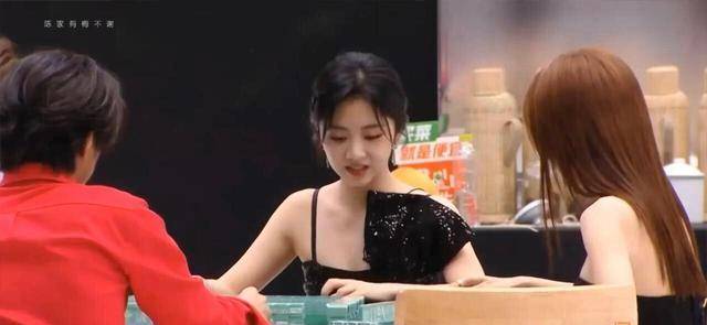 尖叫夜晚会女星后台穿礼服搓麻将41岁秦岚连坐3小时牌友不断