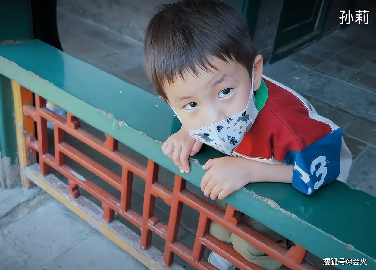 孙莉带孩子逛公园 儿子在一旁狂吃零食