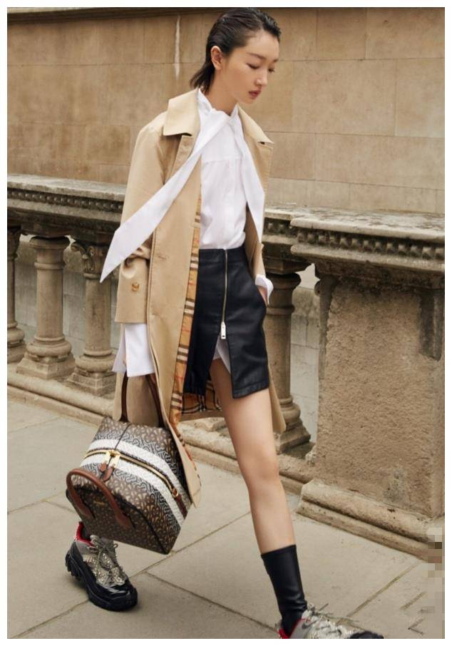 "影后"周冬雨有多潮?袜子是从皮裙上剪下来的,意外成为时尚!