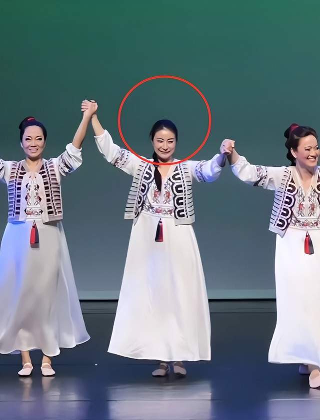 郭晶晶难得登台表演!打扮优雅颇有民族风
