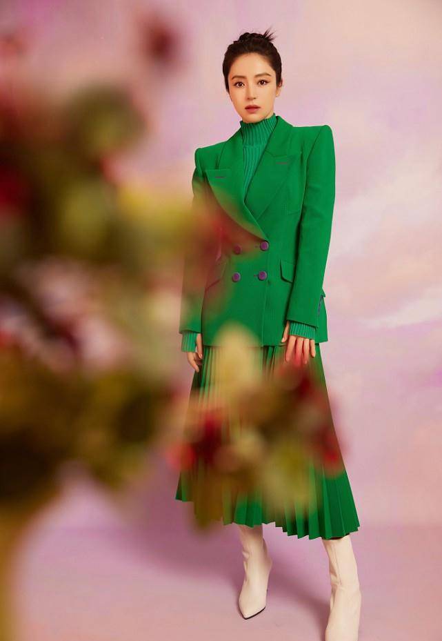 董璇分手后依旧有魅力 端庄穿搭气势十足 彰显女性的独立美 粉紫色