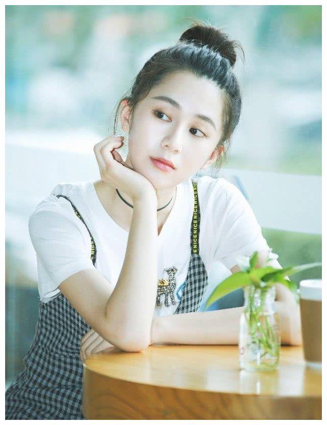 《微微一笑》里的小雨妖妖,今绑丸子头穿背带裙好嫩,美成校花!