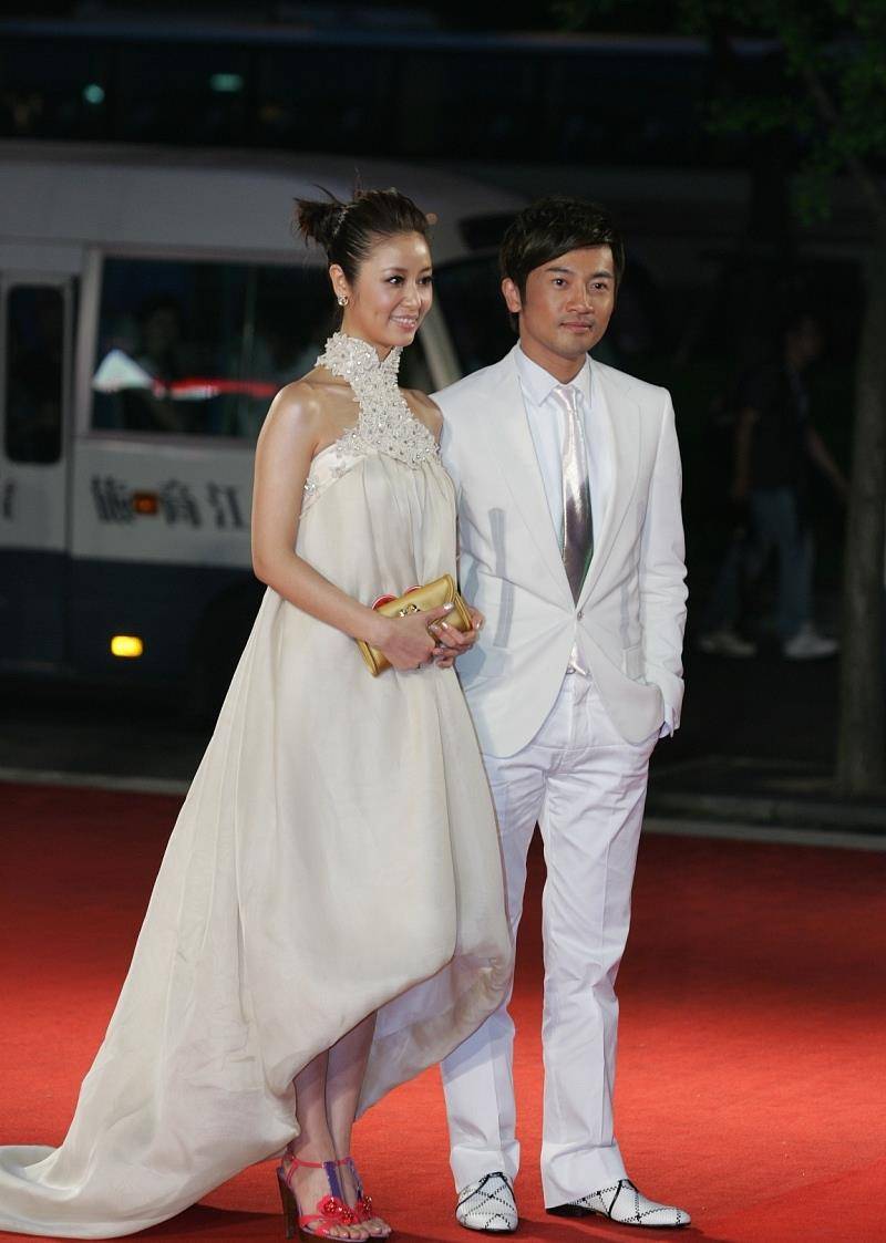 林心如才是"黑美人",一身公主裙纤瘦迷人,同框苏有朋肤色亮了_白色