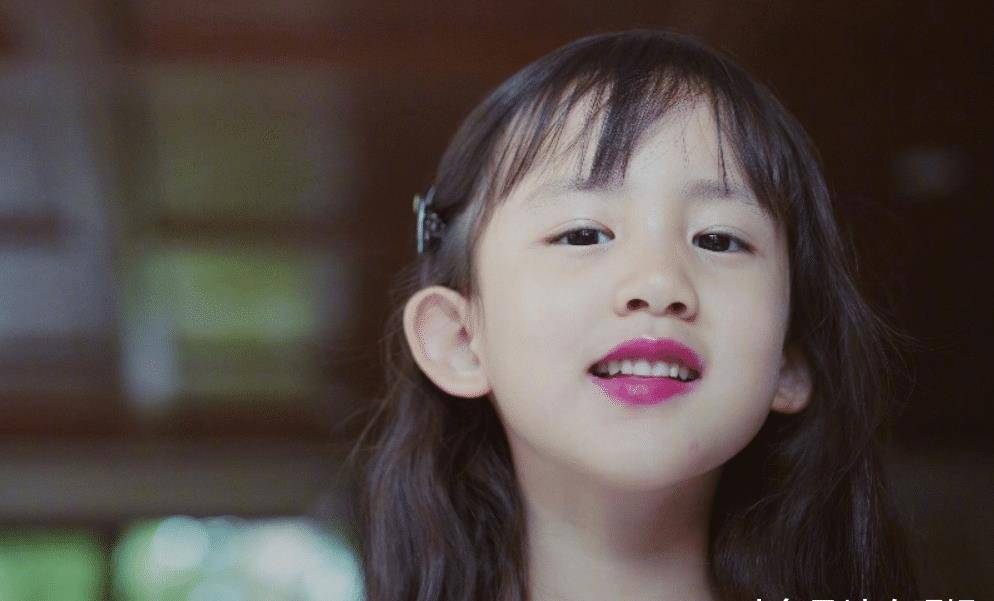 有种"颜值"叫黄磊小女儿,涂红唇颜值不输姐姐,黄磊都说像自己_多多