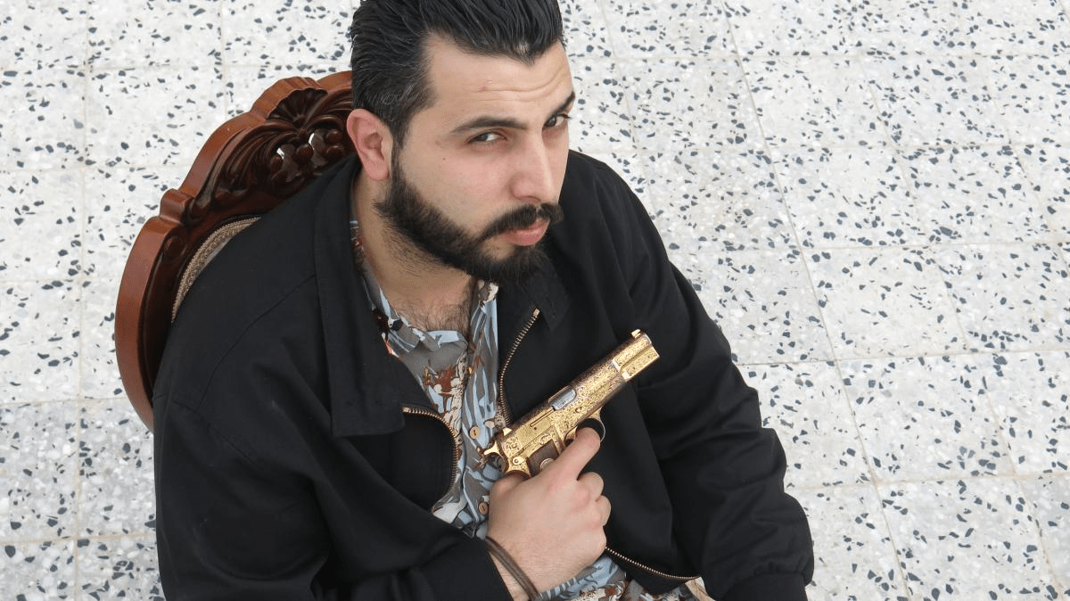 据我所知,他只有一把勃朗宁hp的黄金版,也是专门定制的.