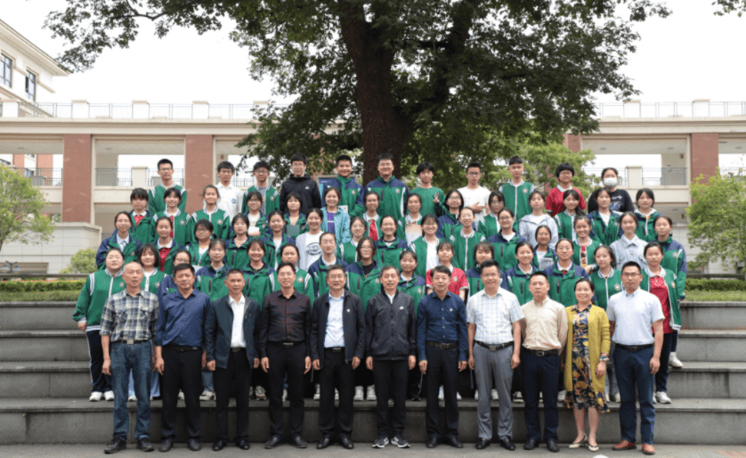 深爱榜湖北阳新一中知名校友李名刚大使回访母校