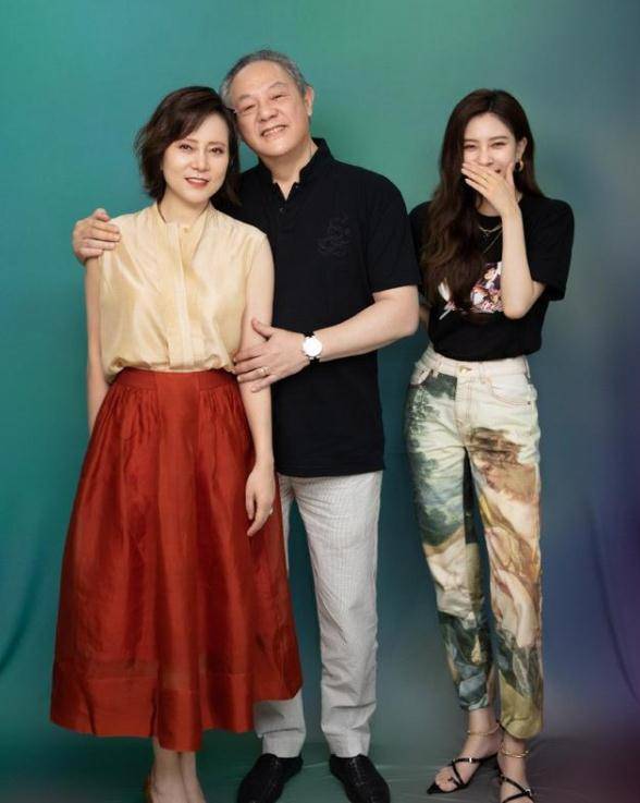 原创宋妍霏一家合影照流出妈妈气质不输宋妍霏网友最美妈妈之一