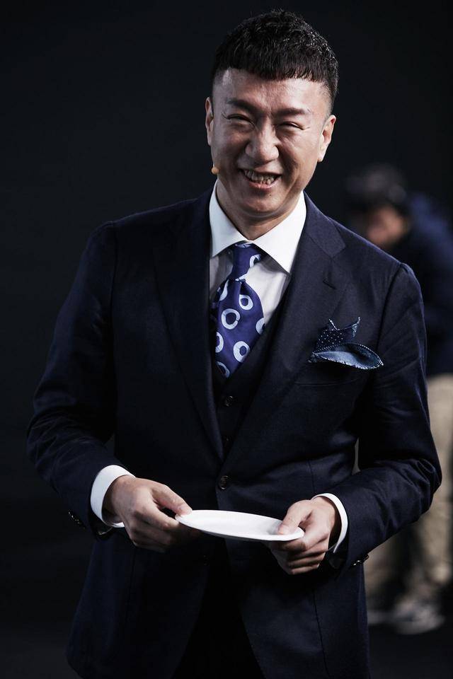 孙红雷携女儿外出女儿皮肤比爸还黑脸颊肉嘟嘟可爱呆萌