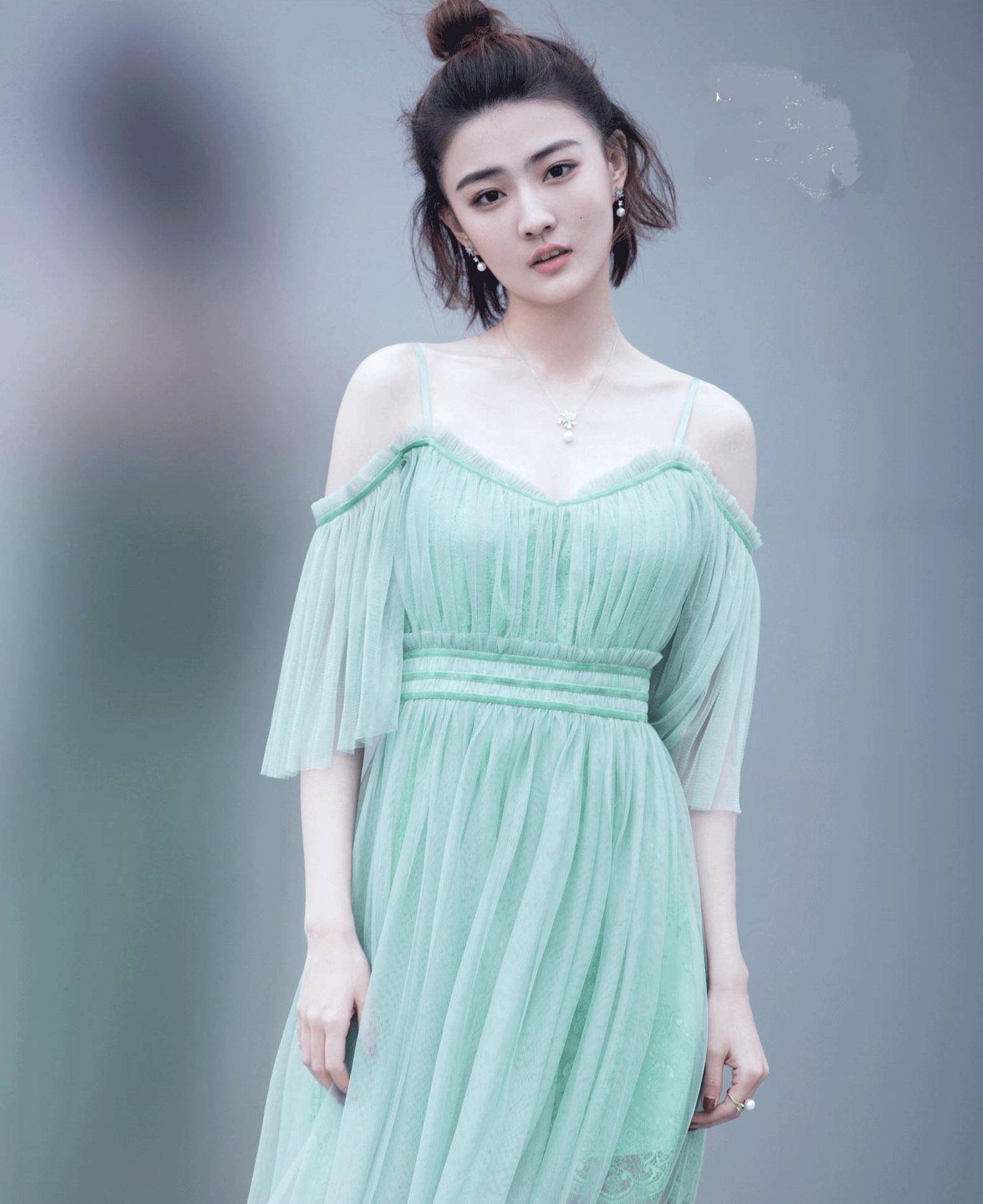 原创27岁徐璐颜值超美身材时尚这个女神越来越有味道了